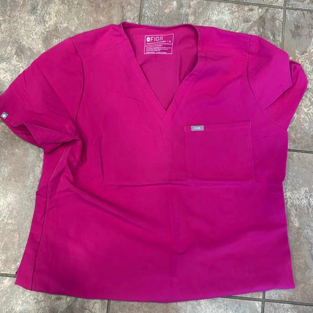FIGS women’s scrub top